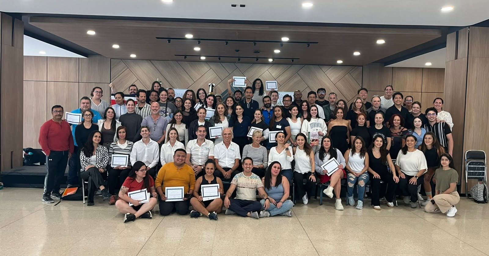 Alumnos con su certificado oficial de Barral Institute